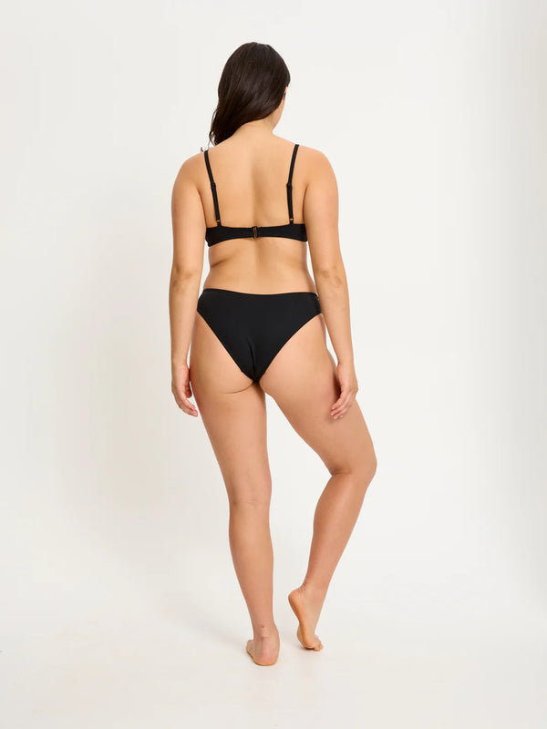 Sundbuxur með smáklipptu baki - Svartar