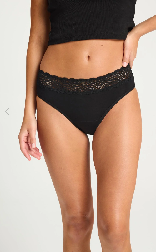 Sensual háar bikinínærbuxur – létt vernd, svart blúnduskreytt klassískt snið
